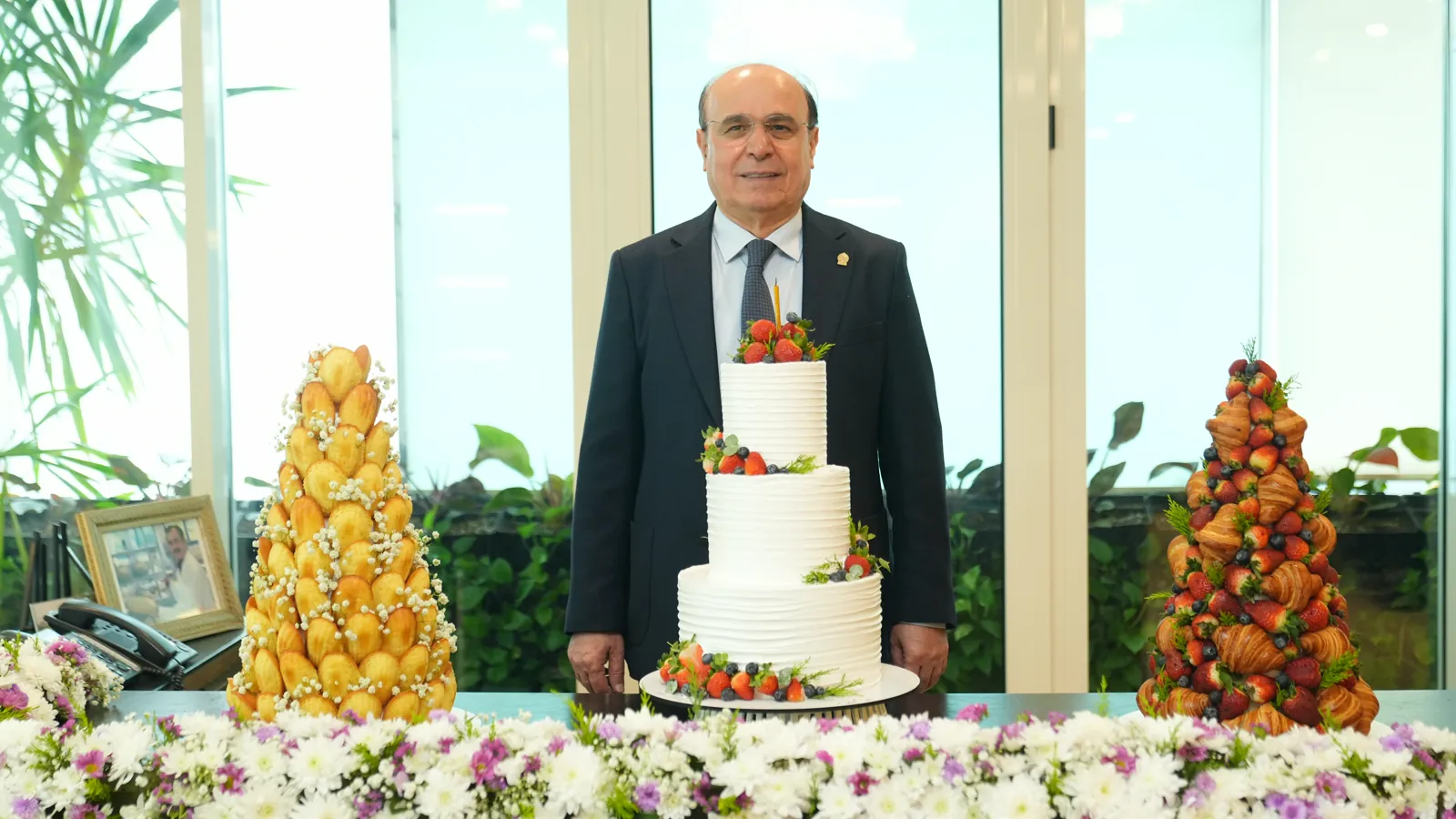مدیر گروه صنعتی نان سحر در کنار کیک